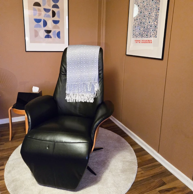 Behandlingsstol til hypnose i klinik i Odense