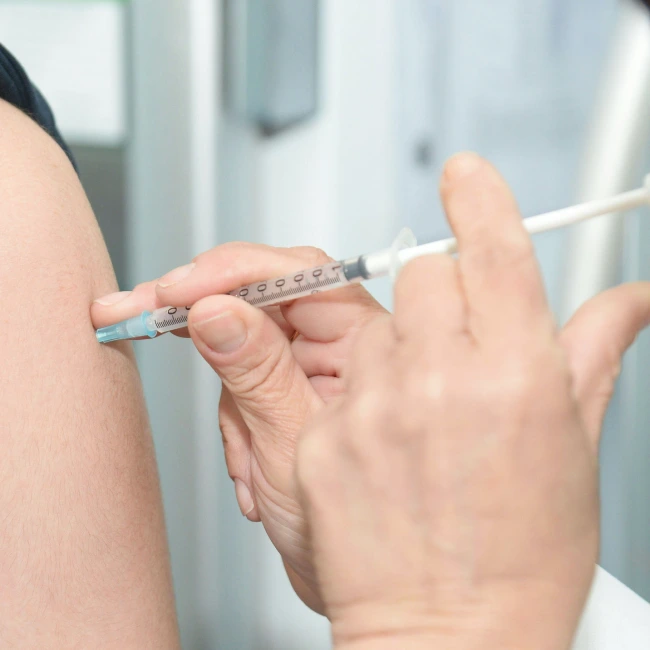 Vaccination eller indsprøjtning i arm som eksempel på nålefobi