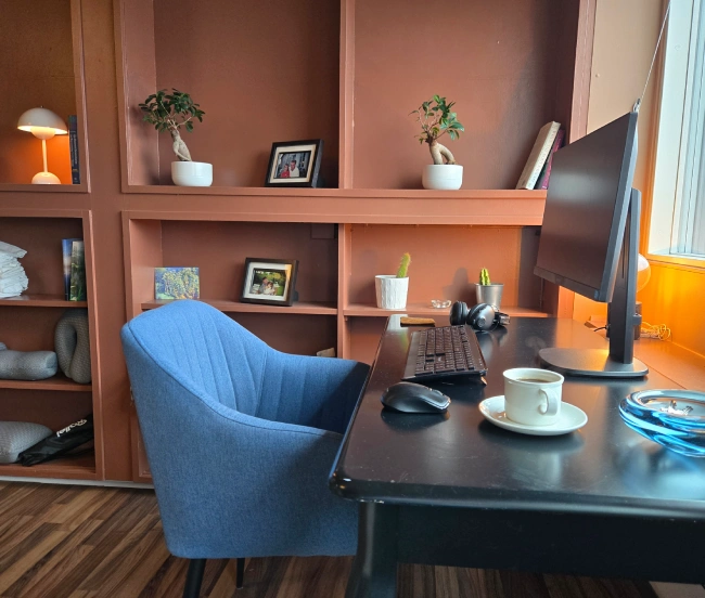 Roligt samtaleområde med skrivebord i hypnoseklinik