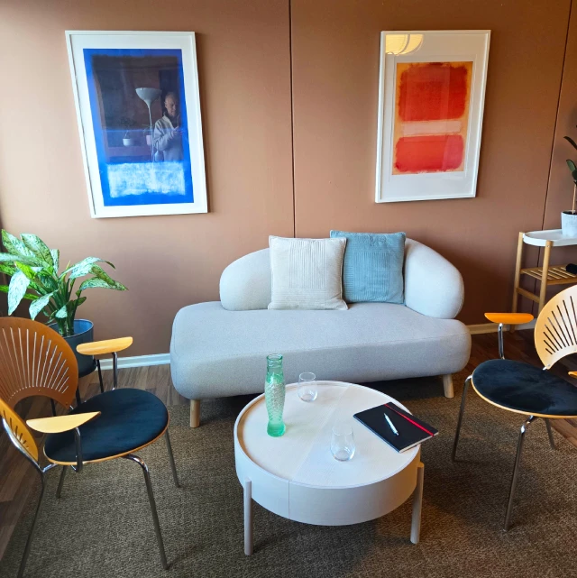 Roligt samtaleområde i hypnoseklinik i Odense