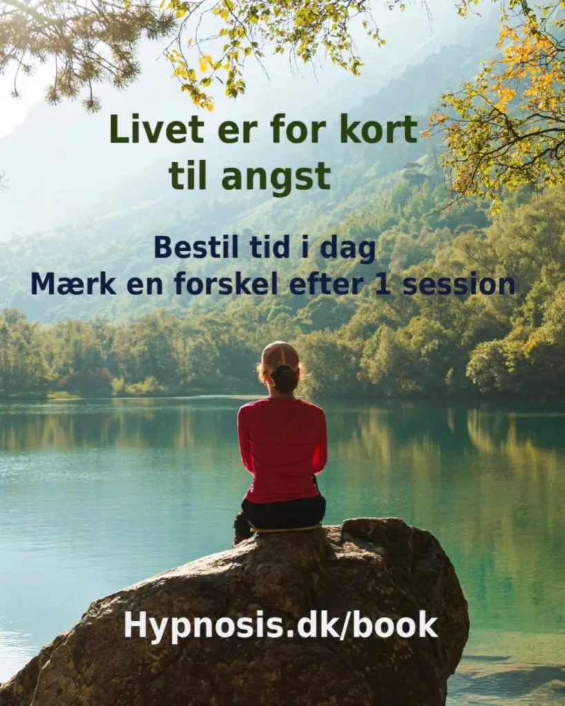 Kvinde sidder på en klippe ved en rolig sø. Livet er for kort til angst.